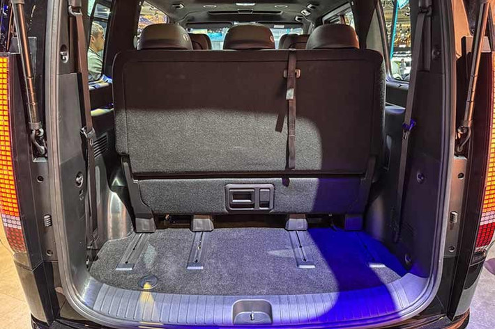 Hyundai Staria EV 2026 có thể di chuyển quãng đường lên đến 248 miles (400 km) trước khi cần sạc lại. Xe có khả năng kéo lên đến 4.409 pound (2.000 kg), có nghĩa là bạn có thể mang theo xe kéo hoặc thuyền của mình đi nghỉ mát.