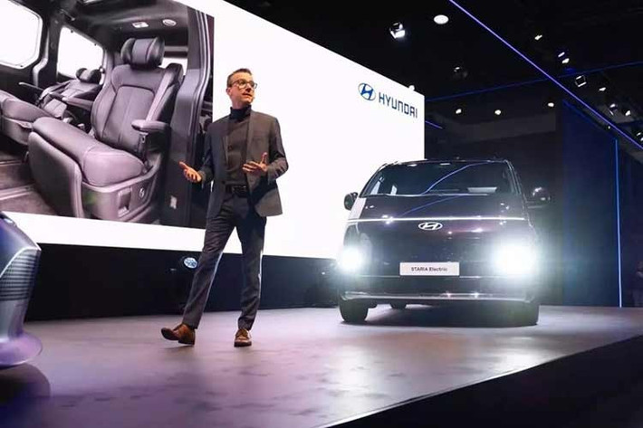 Tại triển lãm ôtô Brussels 2026 đang diễn ra tại Bỉ, Hyundai đã tung ra mẫu Staria EV hoàn toàn mới đánh dấu một chương mới trong phân khúc xe MPV chạy điện của hãng. Mẫu xe này được thiết kế để đáp ứng nhu cầu của các gia đình, cũng như các hoạt động đưa đón, sử dụng thương mại và lối sống năng động.