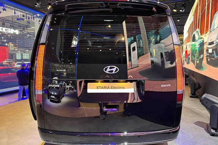 Khách hàng có thể lựa chọn một trong tám màu ngoại thất có sẵn, trong đó màu xanh ngọc trai Classy Blue Pearl và vàng Dynami là 2 màu nổi bật nhất. Staria sử dụng bánh xe 17 inch, được tối ưu hóa cho sự thoải mái và hiệu quả.