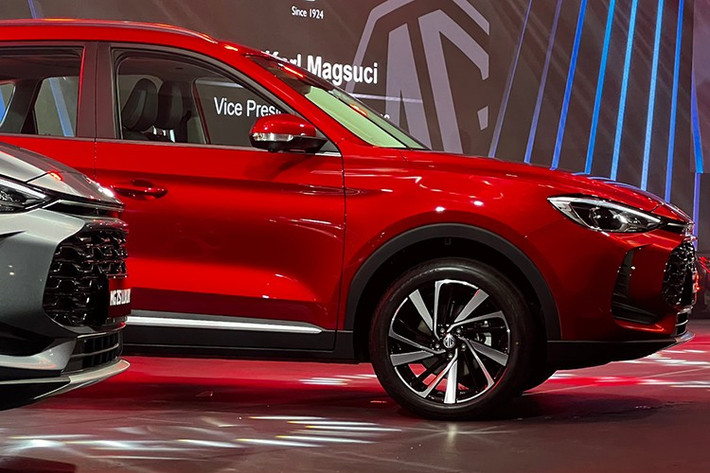 Xe sử dụng mâm hợp kim 17 inch tiêu chuẩn sang bóng, những phiên bản MG ZS 2025 thế hệ mới phiên bản cao cấp hơn sẽ bổ sung mâm hợp kim 18 inch, kính cá nhân một chiều phía sau...