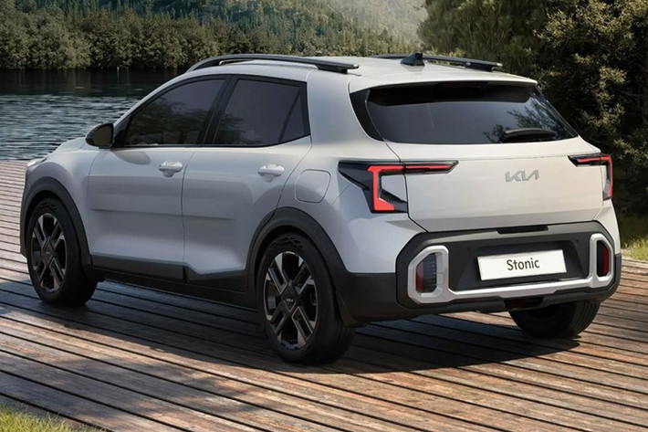 Hai màu sơn mới gồm Adventurous Green và Yacht Blue cũng được bổ sung. Việc tinh chỉnh cản trước và sau giúp chiều dài tổng thể của xe tăng thêm 65 mm, đạt mức 4.165 mm, nhưng Stonic vẫn giữ được kích thước nhỏ gọn so với các đối thủ cùng phân khúc.