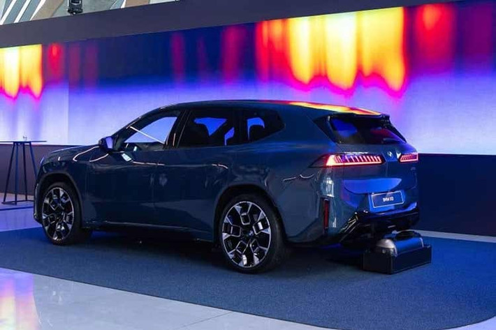 Được áp dụng ngôn ngữ thiết kế Neue Klasse hiện đại và táo bạo, iX3 mới sở hữu lưới tản nhiệt quả thận dựng đứng, cụm đèn pha kép lấy cảm hứng từ các mẫu BMW cổ điển như 2002 Series cũng như cản trước tích hợp các hốc hút gió tạo hình mạnh mẽ. Tiếp theo đó là các đường gân góc cạnh bên sườn cùng đèn hậu nằm ngang và ăn sâu vào trong cửa cốp.