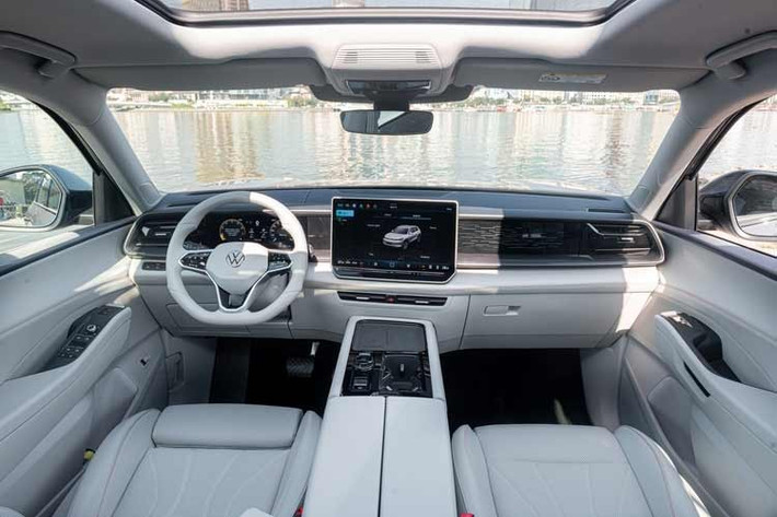 Điểm khác biệt đáng chú ý nhất của Teramont Pro nằm ở ghế hành khách phía trước dạng thương gia, được hãng gọi là Queen Seat. Đây là lần đầu tiên một mẫu SUV trong phân khúc được trang bị ghế hành khách trước với loạt tính năng cao cấp như chỉnh điện 14 hướng, thông gió, sưởi, massage nhiều chế độ, đệm hơi tựa lưng và đệm đỡ chân chỉnh điện.