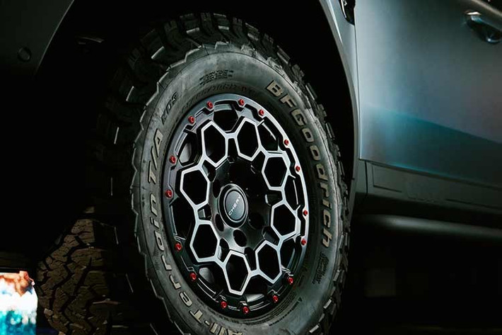 Dẫu vậy, kết hợp với ốp cua lốp mở rộng và vuông vức, cabin kép dáng đứng, tay nắm cửa và gương chiếu hậu cỡ lớn, Chery KP31 trông hấp dẫn hơn hẳn đàn anh Rely R08 EV có phần nhạt nhòa.