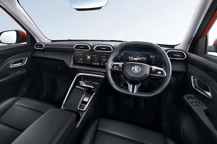Nội thất của xe nổi bật khi được trang bị cụm đồng hồ kỹ thuật số 7 inch, màn hình cảm ứng trung tâm 12,3 inch hỗ trợ Apple CarPlay/Android Auto, ghế da chỉnh điện, điều hòa tự động và phanh tay điện tử.