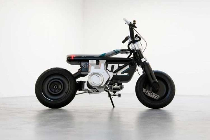 Về thiết kế, CE 02 thể hiện rõ triết lý tối giản nhưng táo bạo. Bộ khung thép double-loop lộ diện một phần, kết hợp với cặp bánh 14 inch bản lớn (lốp 150/70) ở cả trước và sau, mang đến diện mạo vững chãi và khác biệt so với phần lớn scooter điện phổ thông trên thị trường.