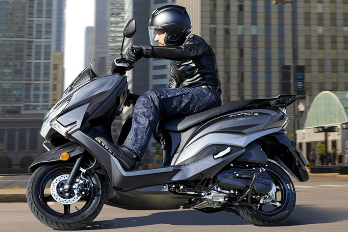 Suzuki Burgman Street 125EX 2025 vẫn sử dụng hộp số tự động CVT, ly hợp khô tự động, truyền lực cuối cùng đến bánh sau bằng dây đai. Mức tiêu hao nhiên liệu đạt 53,8 km/lít.