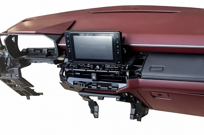 Toyota Hilux TRAVO 2026 không còn khay đựng cốc ở cửa gió điều hòa bên trái và bên phải, cũng như bảng điều khiển phía trước, nhấn mạnh vào thiết kế nhiều lớp, mang lại cảm giác rộng rãi hơn đáng kể so với mẫu Hilux hiện tại.