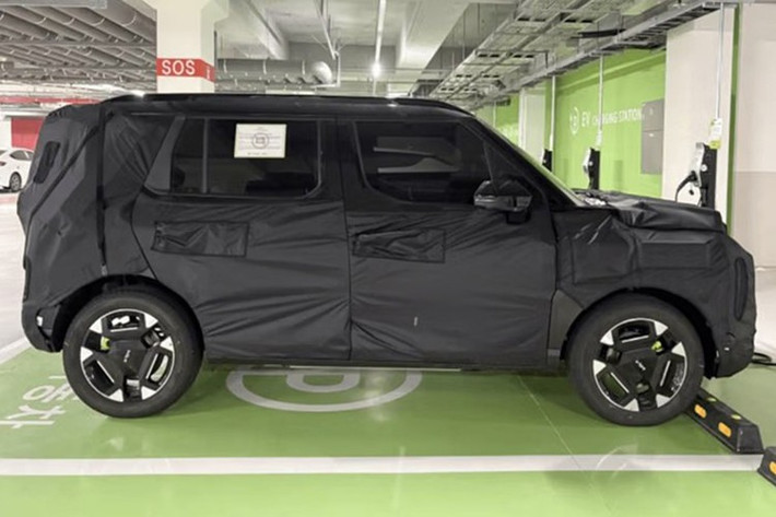 Điểm khác biệt nằm ở những chi tiết đặc thù cho xe điện như: lưới tản nhiệt đóng kín và cổng sạc. Trước đó, nguyên mẫu chạy thử tại Hàn Quốc được phát hiện có cổng sạc đặt bên hông trái.