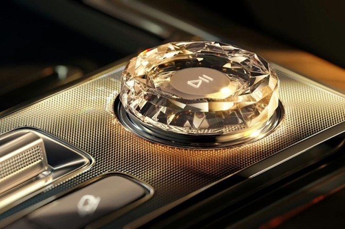 Hệ thống âm thanh “Naim for Mulliner” tùy chọn này có giá lên đến 25.000 bảng Anh (khoảng 890 triệu đồng). Trên Zeekr 9X, hệ thống âm thanh Naim được tích hợp với cấu hình 32 loa và 8 bộ rung gắn trong ghế, bố trí khắp khoang nội thất.