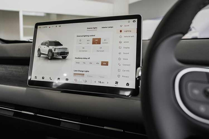 Chưa dừng ở đó, Dongfeng Vigo còn được trang bị gói an toàn chủ động ADAS cấp độ 2, bao gồm phanh khẩn cấp tự động, cảnh báo va chạm phía trước, cảnh báo chệch làn, hỗ trợ giữ làn và nhận diện biển báo giao thông.