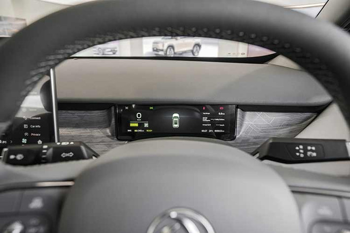Trước mặt người lái là bảng đồng hồ kỹ thuật số 8,8 inch. Bên cạnh đó là hệ thống thông tin giải trí với màn hình cảm ứng 12,8 inch, hỗ trợ Apple CarPlay không dây và Android Auto có dây.