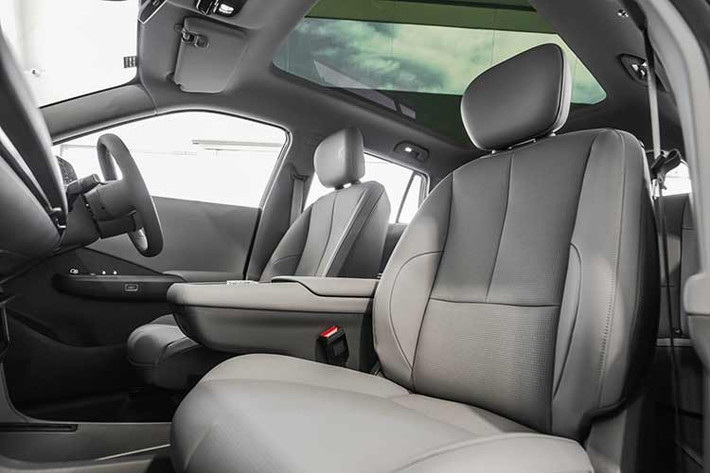 Các hệ thống tiêu chuẩn khác gồm hệ thống chống bó cứng phanh ABS, phân bổ lực phanh điện tử EBD, hỗ trợ lực phanh khẩn cấp, kiểm soát lực kéo, cân bằng điện tử và hỗ trợ khởi hành ngang dốc.