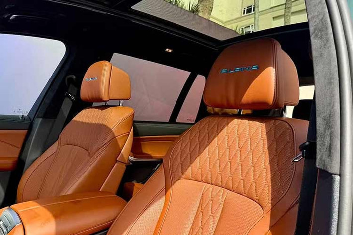 Một tấm biển trên xe sẽ cho biết đây là 1 trong 120 chiếc được sản xuất, trong khi mỗi tựa đầu phía trước sẽ có dòng chữ Alpina được thêu màu xanh lá cây và xanh dương. Hàng ghế thứ hai được trang bị ghế kiểu thuyền trưởng, trong khi hệ thống âm thanh vòm Bowers &amp; Wilkins Diamond Surround Sound cung cấp nhạc nền trên xe. Thảm sàn phía trước có logo Alpina mạ bạc.