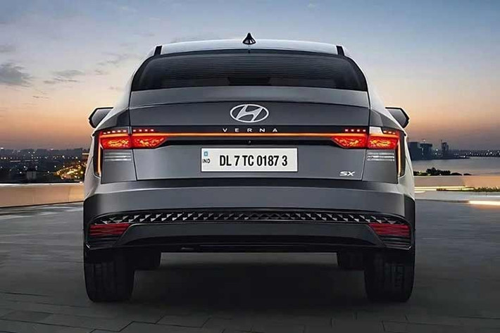 Các điểm nhấn ngoại thất khác gồm bộ mâm hợp kim 16 inch cắt kim cương mới và kiểu dáng tổng thể sắc nét hơn. Hyundai cũng bổ sung 2 màu sơn ngoại thất mới là xanh Classy Blue và xám nhám Titan Grey Matte nhằm mở rộng lựa chọn cho mẫu sedan này.