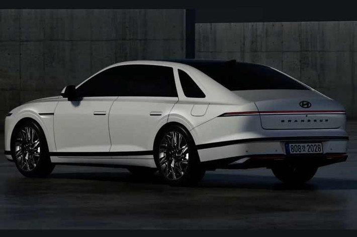 Ở phía sau, Hyundai Grandeur 2027 bản nâng cấp được cho là sẽ sở hữu cản sau thiết kế lại với các chi tiết chrome bao quanh bộ khuếch tán gió. Dải đèn LED kéo dài toàn chiều rộng đuôi xe vẫn được giữ lại nhưng có đồ họa chiếu sáng mới, trong khi đèn báo rẽ dự kiến sẽ được tích hợp trực tiếp vào cụm đèn hậu thay vì đặt ở cản sau như trước.
