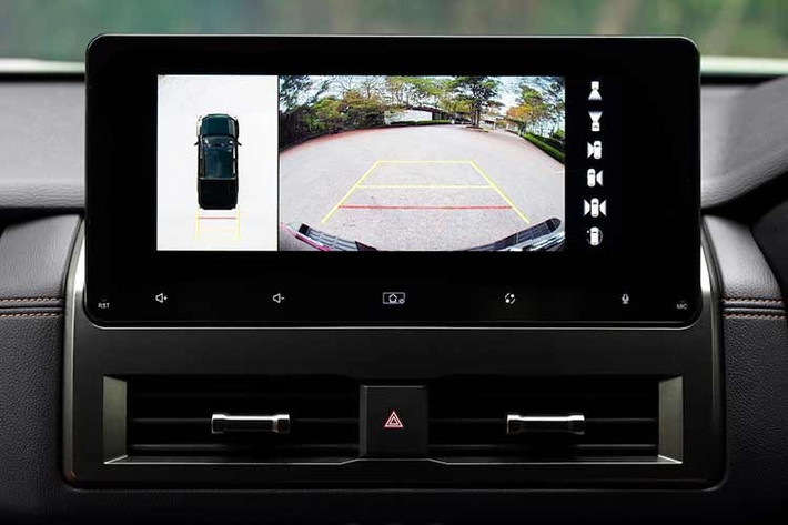 Ngoài ra, phiên bản đặc biệt này còn được nâng cấp màn hình giải trí 9 inch thay cho màn hình 7 inch trên bản tiêu chuẩn, mang lại khả năng kết nối và trải nghiệm tiện nghi tốt hơn.