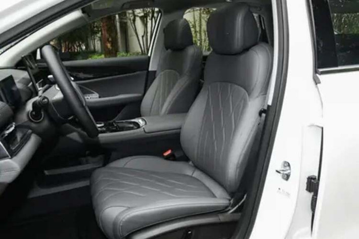 Galaxy A7 có kích thước tổng thể Dài x Rộng x Cao: 4.918 x 1.905 x 1.495(mm), chiều dài cơ sở đạt 2.845mm, giúp mang đến không gian nội thất rộng rãi hơn. Xe được trang bị mâm 19 inch đi kèm lốp Continental 235/45 R19, tích hợp nhiều camera ngoại vi hỗ trợ hệ thống lái tự động thông minh.