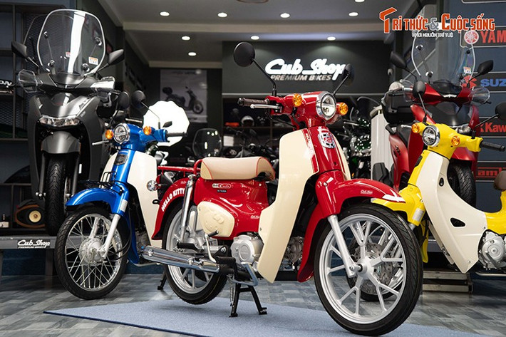 Mẫu xe máy số Honda Super Cub Hello Kitty mới đây đã bất ngờ xuất hiện tại thị trường Việt Nam. Trước đó, mẫu xe này được Honda Nhật Bản trình làng, mở bán từ cuối năm 2024 nhằm kỷ niệm sinh nhật lần thứ 50 của nhân vật hoạt hình nổi tiếng Hello Kitty.
