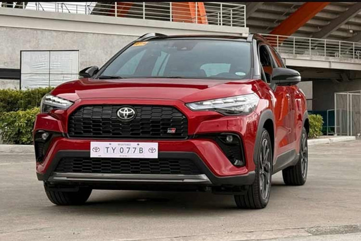 Tại thị trường Philippines, mẫu xe SUV cỡ B Toyota Corolla Cross GR-S facelift 2026 có mức giá bán khởi điểm từ 1.947.000 peso (tương đương 858 triệu đồng). Mẫu xe này sẽ đến tay khách hàng ngày trong tháng 3/2026 này.