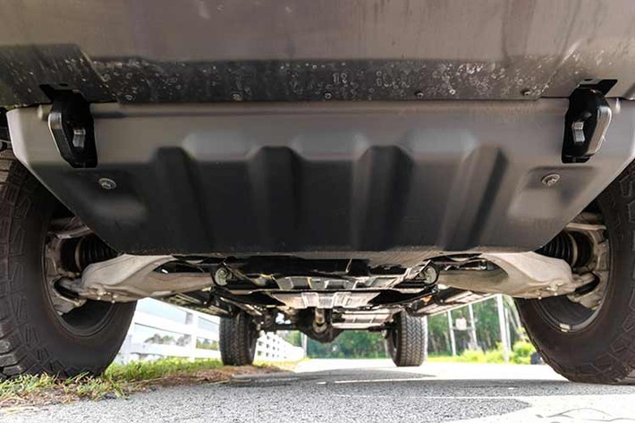 Điểm nhấn của mẫu xe không chỉ nằm ở sức mạnh mà còn ở khả năng vận hành bền bỉ, đáp ứng tiêu chuẩn khí thải Euro 6 và sử dụng được nhiên liệu sinh học B20. Xe có tải trọng tối đa gần 2 tấn, tổng khối lượng toàn tải đạt 4,5 tấn và khả năng kéo lên tới 4,5 tấn. Tổng khối lượng kết hợp cả xe và rơ-moóc đạt 8 tấn, vượt trội trong phân khúc.