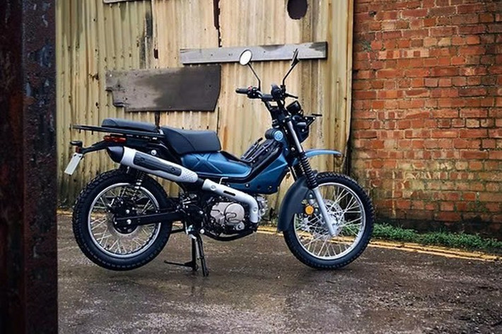 Điểm đặc biệt của Imber 125 là hộp số 4 cấp bán tự động kết hợp với ly hợp ly tâm, giúp người lái thao tác dễ dàng mà không cần dùng tay côn bên trái. Xe cũng trang bị hệ thống phun xăng điện tử EFI đảm bảo vận hành ổn định và tiết kiệm nhiên liệu, với mức tiêu thụ chỉ khoảng 2,1 lít/100 km.