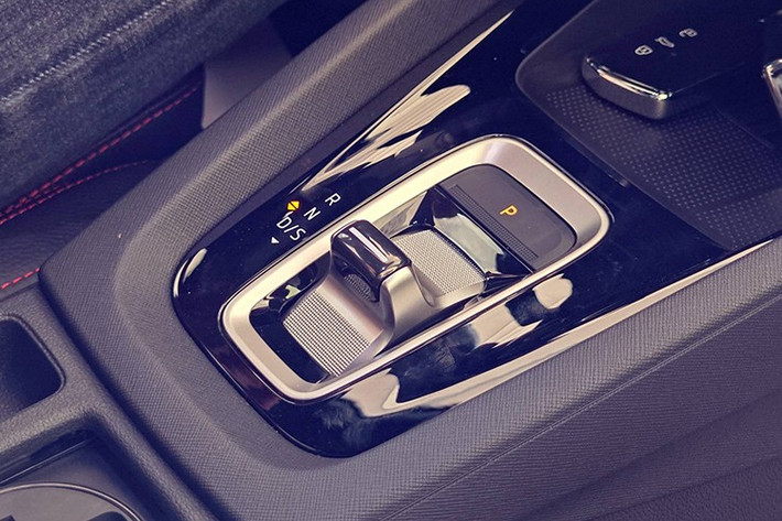 "Trái tim" của Skoda Octavia RS là động cơ xăng 4 xi-lanh, tăng áp, dung tích 2.0L, tạo ra công suất tối đa 265 mã lực và mô-men xoắn cực đại 370 Nm. Động cơ đi kèm với hộp số ly hợp kép 7 cấp DSG và hệ dẫn động cầu trước.