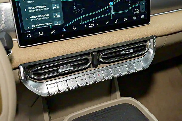 Frontier Pro cung cấp ba cấu hình động lực gồm động cơ xăng 2.0L, công suất 258 mã lực, momen xoắn 400Nm và hộp số tự động 8 cấp. Tuỳ chọn động cơ diesel có dung tích 2.3L, công suất 190 mã lực, momen xoắn 500Nm đi kèm hộp số tự động 8 cấp.