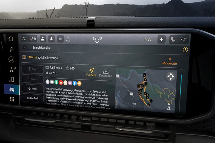 Nội thất có ghế ngồi phối màu be với phần tựa lưng giữa bọc vải Mantis Green, thảm sàn chịu được mọi thời tiết, điều hòa tự động 2 vùng, các nút phụ trợ, đèn viền nội thất...