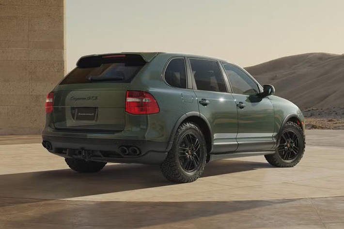 Nguyên bản, xe được trang bị khá nhiều “đồ chơi” như: hệ thống treo khí nén cho phép nâng hoặc hạ 20mm chiều cao xe, sử dụng hệ thống quản lý treo chủ động Porsche Active Suspension Management (PASM).