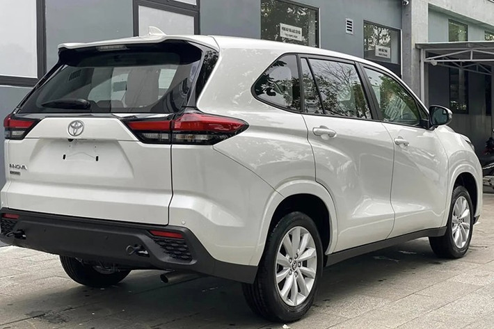 Vì vậy, việc Toyota chuẩn bị tung ra thị trường một phiên bản tiêu chuẩn có giá thấp hơn, dự kiến dao động khoảng 750 - 755 triệu đồng, được xem là bước đi nhằm “lấp khoảng trống” trong phân khúc MPV phục vụ dịch vụ. Theo các nguồn tin nội bộ, phiên bản mới nhiều khả năng mang tên Innova Cross 2.0G, nằm dưới hai bản hiện bán là 2.0V và 2.0HEV.