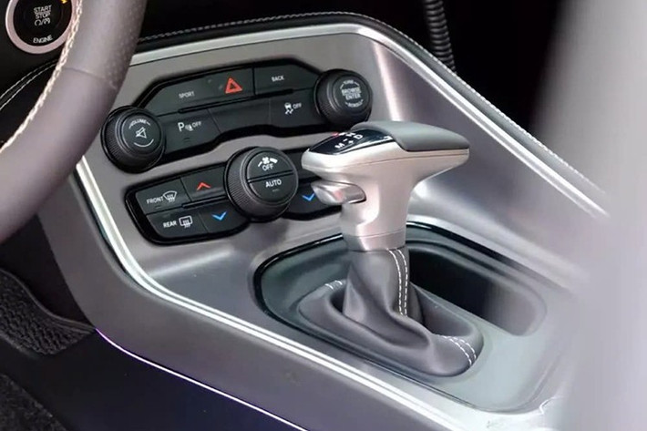 Về mặt an toàn, Dodge Challenger có hệ thống cảnh báo va chạm sớm, điều khiển hành trình thích ứng, giám sát điểm mù, cân bằng điện tử và trợ lực lái điện, tất cả đều được trang bị tiêu chuẩn.