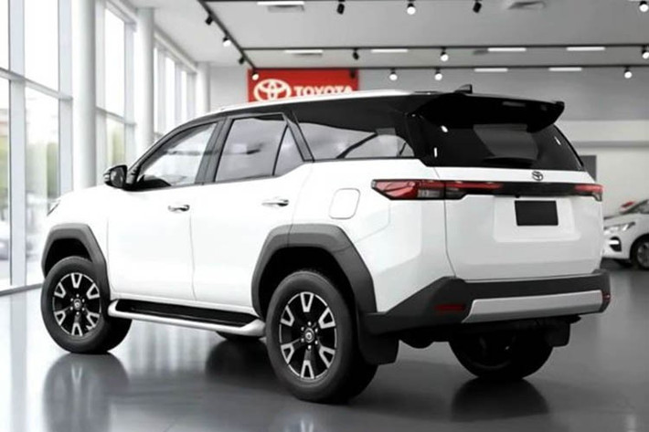 Phần đầu của Fortuner mới được thiết kế lại hoàn toàn với cụm đèn pha LED projector mới, đi kèm dải đèn định vị LED bố trí ngang phía trên và dưới. Lưới tản nhiệt truyền thống được thay bằng lưới dạng tổ ong sơn cùng màu thân xe, phía trên là dòng chữ "TOYOTA" thay cho logo hình elip quen thuộc. Cản trước cũng được tái thiết kế, góc cạnh và bề thế hơn.