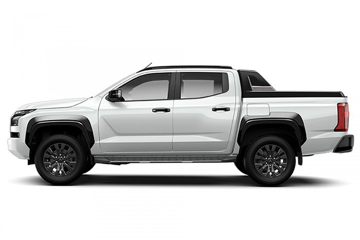 Triton Street được phát triển trên nền tảng thân xe Mega Cab, nằm giữa hai biến thể Single Cab và Double Cab. Điểm nhấn đáng chú ý nhất là phần đầu xe mới với lưới tản nhiệt tổ ong sơn cùng màu thân xe, cản trước hầm hố tích hợp ốp gầm đen bản lớn, và các khe hút gió được tinh chỉnh.