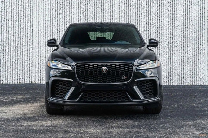 Hiện nay, chỉ có hai lựa chọn động cơ: động cơ xăng bốn xi-lanh P250 và động cơ 8 xi-lanh P575 của phiên bản SVR. Với công suất 567 mã lực ở vòng tua tối đa, động cơ V8 siêu tăng áp 5.0 lít ra mắt năm 2009, ban đầu được trang bị cho các mẫu XFR và XKR. Được phát triển khi Ford nắm quyền điều hành tại Jaguar, động cơ này được coi là một thiết kế của Jaguar.