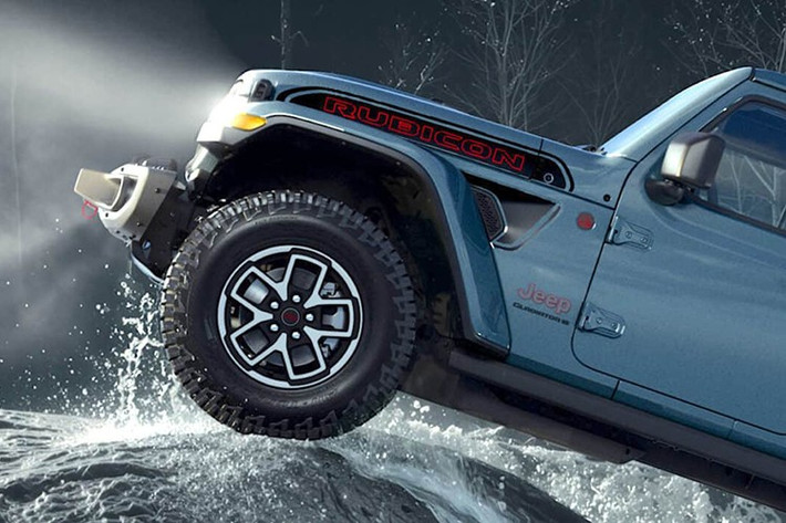 Bạn có thể dễ dàng nhận ra nó nhờ các tính năng đặc biệt khác, chẳng hạn như tem dán Shadow Ops trên nắp ca-pô và chắn bùn tạo nên vẻ ngoài khác biệt. Xe cũng có tem dán trên cửa sau và gói trang bị theo chủ đề, cũng như lưới tản nhiệt màu đen mờ, vè chắn bùn cùng màu thân xe và mui cứng ba mảnh được sơn cùng màu với ngoại thất.