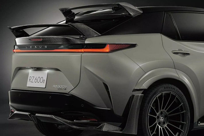 Bộ mâm hợp kim Enkei 21 inch của RZ 600e F Sport Performance sơn đen mờ đi kèm hệ thống phanh nâng cấp, với đĩa phanh 20 inch và kẹp phanh nhôm nguyên khối 6 piston ở cầu trước. Hệ thống treo cũng được hạ thấp 20 mm so với RZ 550e F Sport.