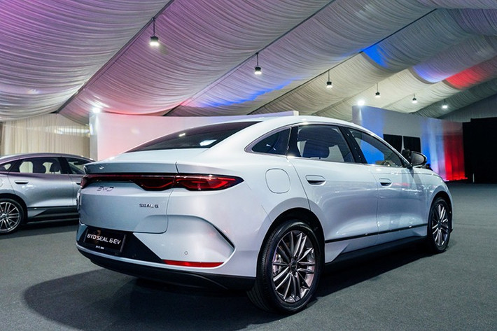 Tuy có chiều dài cơ sở ngang ngửa Toyota Camry và Honda Accord nhưng mẫu xe này lại được định vị trong phân khúc sedan hạng C và lớn nhất phân khúc tại thị trường Malaysia, vượt trội cả Honda Civic, Toyota Corolla Altis và Mazda3. BYD Seal 6 vốn thuộc dòng sản phẩm Dynasty thay vì Ocean. Do đó, xe sở hữu phong cách thiết kế gần gũi với BYD Atto 2 và Atto 3 hơn là Seal.