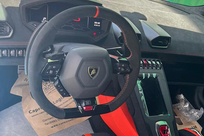 Lamborghini Huracan STO vẫn sở hữu khối động cơ V10, dung tích 5.2 lít có sức mạnh tương đương bản EVO khi sản sinh ra công suất tối đa 640 mã lực, mô-men xoắn cực đại chỉ 565 Nm nhưng họ đã cải tiến lại hệ thống treo, ống xả và nhiều công nghệ của xe đua khác.