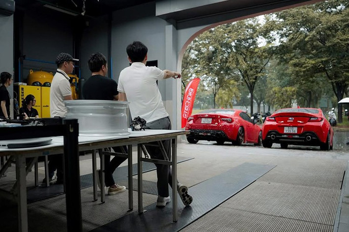 Trước đó, anh đã úp mở bằng cách chia sẻ ảnh nội thất một mẫu xe thể thao; giới mê xe nhanh chóng nhận ra đây chính là khoang lái của Subaru BRZ số sàn. Bởi vậy, cộng đồng gần như chắc chắn chiếc BRZ đỏ trong loạt ảnh mới đã chính thức về nhà tay chơi siêu xe này.