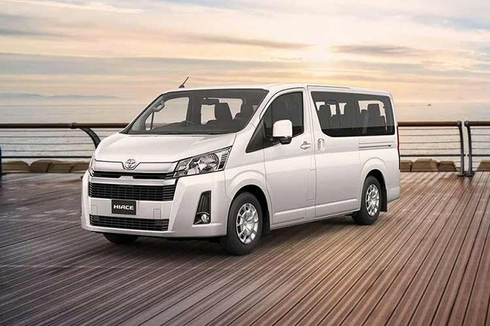 Dù vẫn giữ nguyên nền tảng thế hệ thứ 5 kể từ năm 2004, mẫu xe Toyota HiAce 2026 đã được "lột xác" bằng hệ thống công nghệ hiện đại và các tính năng an toàn tiên tiến. Đây là lời lời khẳng định về sức sống bền bỉ của một biểu tượng vốn đã trải qua 12 lần nâng cấp nhưng vẫn chiếm trọn lòng tin của khách hàng nhờ thiết kế buồng lái đặt trên động cơ tối ưu không gian.