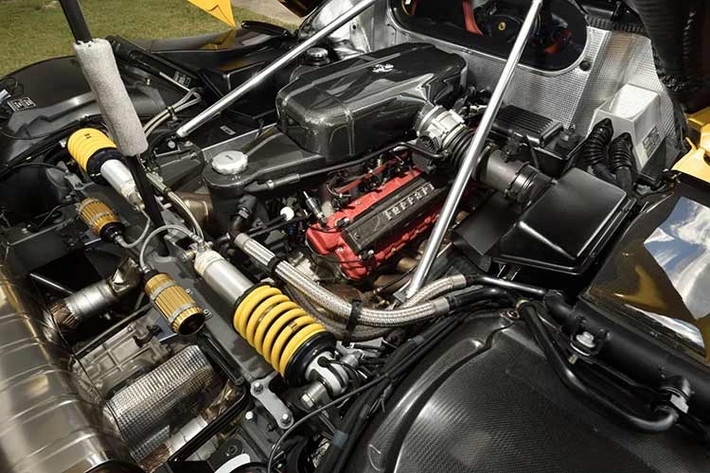 Khách hàng bí ẩn đã mua chiếc Ferrari Enzo màu vàng đời 2003 phải tự chuẩn bị phương tiện vận chuyển riêng, đặc biệt là để chở số lượng lớn các giải thưởng mà chiếc xe thể thao Ý này sở hữu.