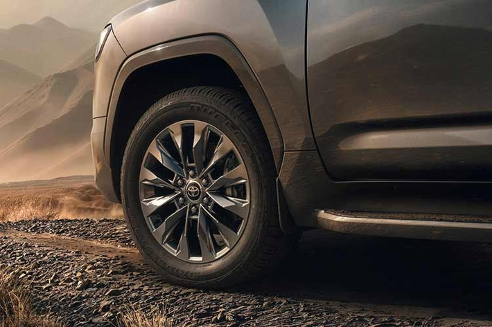 Land Cruiser 300 Hybrid vẫn giữ đầy đủ các công nghệ hỗ trợ địa hình đặc trưng của dòng xe này, bao gồm Multi-Terrain Select, Crawl Control, Downhill Assist Control và hệ thống giám sát địa hình Multi-Terrain Monitor.