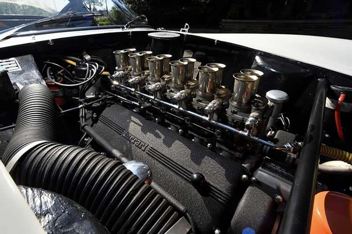 Hộp số sàn năm cấp truyền lực xuống bánh sau. Hệ thống phanh đĩa bốn bánh đảm bảo lực hãm. Chiếc Ferrari 250 GTO Bianco Speciale năm 1962 sử dụng mâm xe nan hoa Borrani kiểu tháo lắp nhanh. Chủ sở hữu mới sẽ mang về nhà cuốn Sổ đăng ký xe Ferrari Classiche Red Book và một động cơ V12 theo tiêu chuẩn 250 GTO để sử dụng trên đường phố, du lịch và đường đua.