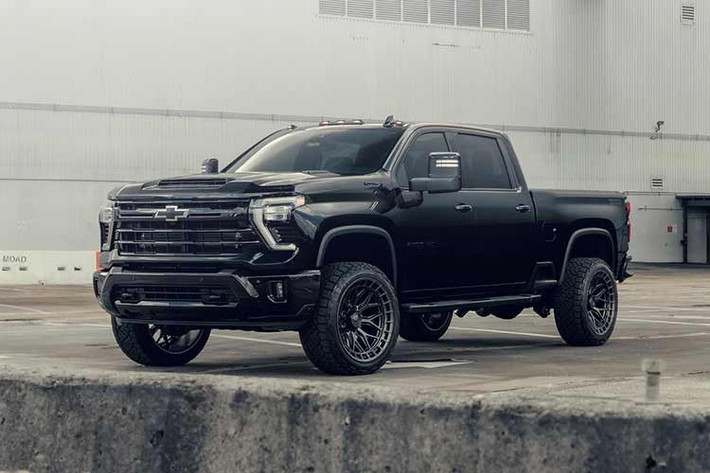 General Motors tiếp tục giữ vững vị trí nhà sản xuất ôtô bán chạy nhất nước Mỹ với 2,85 triệu chiếc được giao vào năm ngoái, tăng 6% so với năm 2024. Nhưng thành công này không đến từ những chiếc xe thể thao tốc độ như Chevrolet Corvette C8, vốn thực tế chỉ bán được 24.533 chiếc, giảm hơn 26% so với năm trước. Thay vào đó, hiệu suất này đến từ các mẫu xe crossover, SUV và đặc biệt là xe bán tải của công ty.