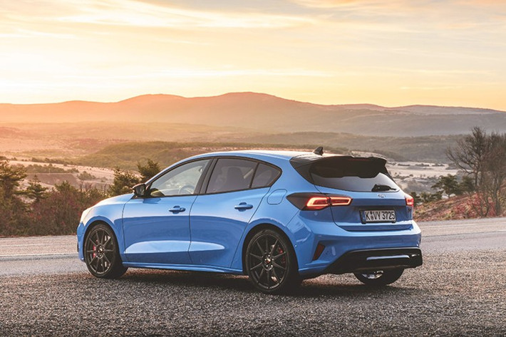 Các nhân viên đã chia sẻ khoảnh khắc này trên mạng xã hội, lặng lẽ khép lại một chương từng định hình sự hiện diện của Ford tại châu Âu. Quyết định này không hề đột ngột. Ford đã thông báo vào năm 2022 rằng Focus sẽ ngừng sản xuất khi công ty đẩy mạnh quá trình chuyển đổi sang xe điện.