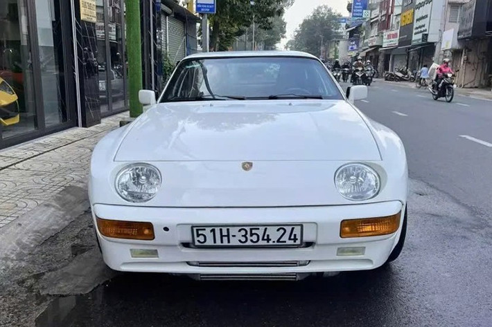 Bên cạnh yếu tố vận hành, thế hệ Porsche 944 được đánh giá có tính thực dụng cao hơn nhiều so với những mẫu xe thể thao cùng thời nhờ khoang hành lý kéo dài và hàng ghế sau có thể tận dụng để chứa đồ.