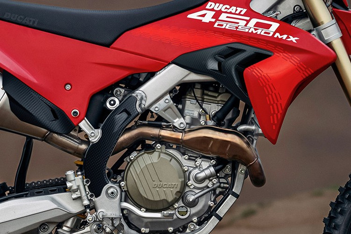 Thông số cụ thể và các trang bị điện tử hoặc bản đồ vẫn chưa được xác nhận, nhưng xét theo cụm đồng hồ của xe, có khả năng Enduro sẽ có hệ thống kiểm soát lực kéo và chế độ công suất có thể lựa chọn tương tự như Desmo450 MX.