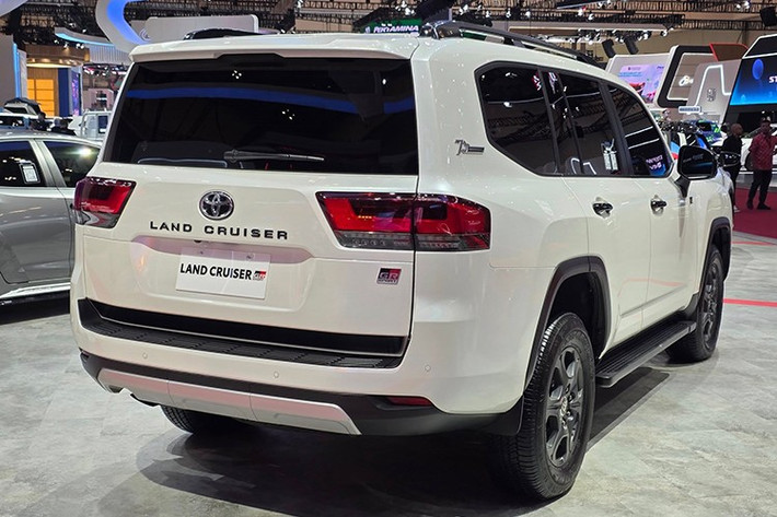 Cản trước, ốp sườn và cản sau của mẫu xe SUV Toyota Land Cruiser 300 GR Sport đều được tinh chỉnh với các chi tiết giả kim loại nhằm tăng vẻ mạnh mẽ.