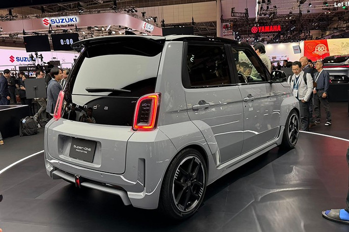 Xe được phát triển trên nền tảng gọn nhẹ của Honda N Series, giúp mang lại khả năng điều khiển linh hoạt, dễ dàng trong môi trường đô thị. Thiết kế vòm bánh mở rộng giúp tăng chiều rộng cơ sở, đồng thời tạo dáng vẻ mạnh mẽ, thể thao hơn.